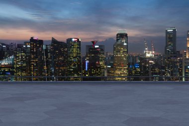 Panoramik Singapur gökyüzü manzarası, çatıda beton gözlemevi güvertesi, gece vakti. Asyalı şirket ve yaşam tarzı. Şehir merkezinde finans şehri, gayrimenkul. Ürün ekran modeli boş çatı