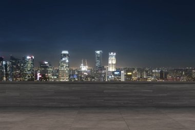 Panoramik Singapur gökyüzü manzarası, çatıda beton gözlemevi güvertesi, gece vakti. Asyalı şirket ve yaşam tarzı. Şehir merkezinde finans şehri, gayrimenkul. Ürün ekran modeli boş çatı