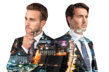 Takım elbiseli iki yakışıklı iş adamı, el pençe divan. Asya kurumsal yaşam tarzı, çok uluslu genç profesyoneller. Gece Kuala Lumpur şehir manzarası. Çift pozlama