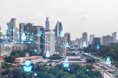 Sosyal medya, Kuala Lumpur, Malezya, Asya 'nın panorama şehri görüntüsü üzerine hologramı simgeliyor. Halkla ilişkiler, bağlantılar ve kariyer fırsatları kavramı. Çift pozlama.