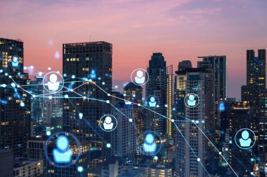 Bangkok, Güneydoğu Asya 'nın günbatımı panoramik şehri üzerine sosyal medya simgelerinin hologramı. İnsan ilişkileri ve kariyer fırsatları kavramı. Çoklu pozlama.