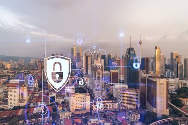 Kuala Lumpur, Malezya, Asya 'nın günbatımı panoramik şehir manzarasında asma kilit hologramı. KL 'deki siber güvenlik istihbaratı kavramı. Çoklu pozlama.