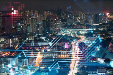 Bilgi akışı hologramı, Kuala Lumpur 'un gece manzarası. KL, Malezya 'nın en büyük teknoloji merkezidir. Bilimi programlama kavramı. Çift pozlama.
