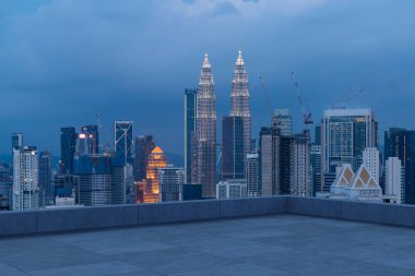 Panoramik Kuala Lumpur gökyüzü manzarası, çatıda beton gözlemevi güvertesi, gece. Asyalı şirket ve yaşam tarzı. Şehir merkezinde finans şehri, gayrimenkul. Ürün ekran modeli boş çatı