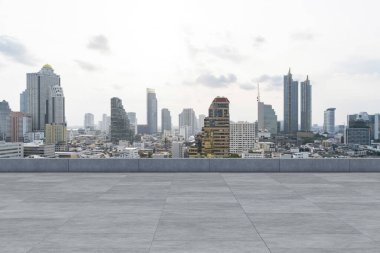 Panoramik Bangkok gökyüzü manzarası, çatıda beton gözlemevi güvertesi, gündüz. Lüks Asyalı şirket ve yaşam tarzı. Şehir merkezinde finans şehri, gayrimenkul. Ürün ekran modeli boş çatı