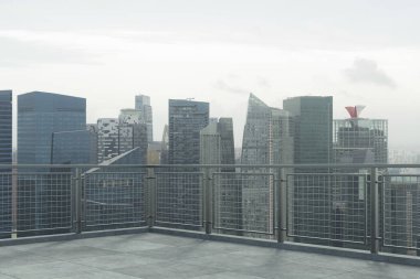 Panoramik Singapur gökyüzü manzarası, çatıda beton gözlemevi güvertesi, gündüz. Asyalı şirket ve yaşam tarzı. Şehir merkezinde finans şehri, gayrimenkul. Ürün ekran modeli boş çatı