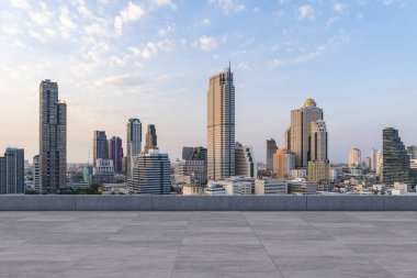 Panoramik Bangkok gökyüzü manzarası, çatıda beton gözlemevi güvertesi, gün batımı. Lüks Asyalı şirket ve yaşam tarzı. Şehir merkezinde finans şehri, gayrimenkul. Ürün ekran modeli boş çatı