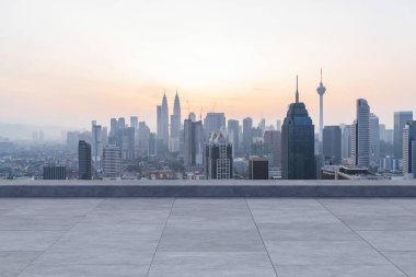 Panoramik Kuala Lumpur gökyüzü manzarası, çatıda beton gözlemevi güvertesi, gün batımı. Asyalı şirket ve yaşam tarzı. Şehir merkezinde finans şehri, gayrimenkul. Ürün ekran modeli boş çatı