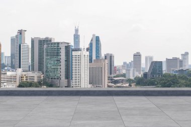 Panoramik Kuala Lumpur gökyüzü manzarası, çatıda beton gözlemevi güvertesi, gündüz. Asyalı şirket ve yaşam tarzı. Şehir merkezinde finans şehri, gayrimenkul. Ürün ekran modeli boş çatı