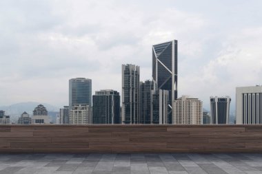 Panoramik Kuala Lumpur gökyüzü manzarası, çatıda beton gözlemevi güvertesi, gündüz. Asyalı şirket ve yaşam tarzı. Şehir merkezinde finans şehri, gayrimenkul. Ürün ekran modeli boş çatı