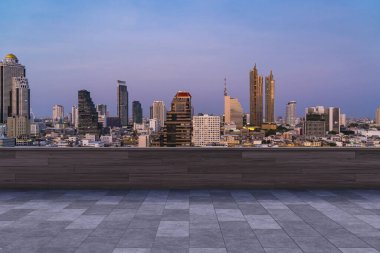 Panoramik Bangkok gökyüzü manzarası, çatıda beton gözlemevi güvertesi, gün batımı. Lüks Asyalı şirket ve yaşam tarzı. Şehir merkezinde finans şehri, gayrimenkul. Ürün ekran modeli boş çatı
