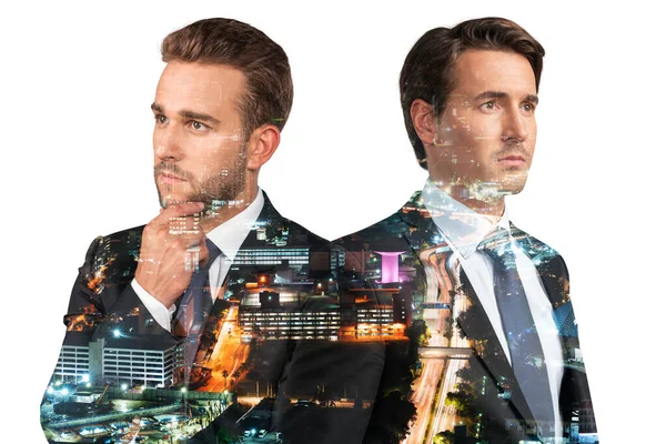 Takım elbiseli iki yakışıklı iş adamı, el pençe divan. Asya kurumsal yaşam tarzı, çok uluslu genç profesyoneller. Gece Kuala Lumpur şehir manzarası. Çift pozlama