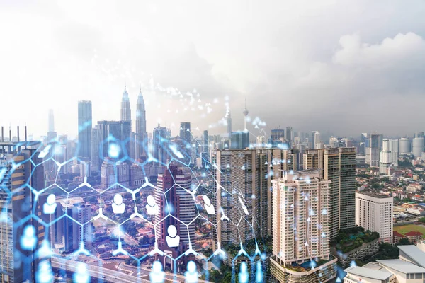 Sosyal medya, Kuala Lumpur, Malezya, Asya 'nın panorama şehri görüntüsü üzerine hologramı simgeliyor. Halkla ilişkiler, bağlantılar ve kariyer fırsatları kavramı. Çift pozlama.