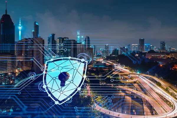 Parlak asma kilit hologramı, Kuala Lumpur, Malezya, Asya 'nın gece panoramik şehir manzarası. KL şirketlerini korumak için siber güvenlik kalkanları konsepti. Çift pozlama.