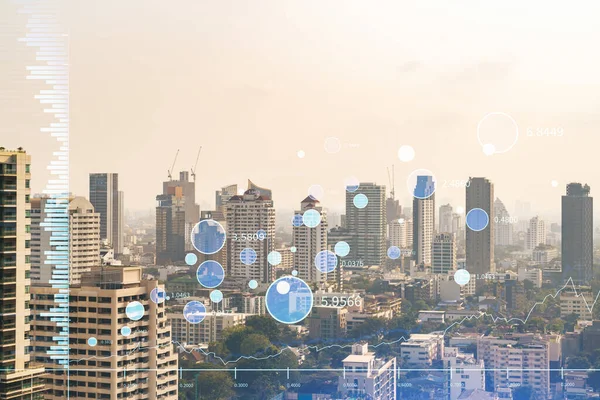 Güneydoğu Asya 'nın finans merkezi Bangkok' un Panorama şehri manzarası üzerinde eski ve borsa hologramı. Uluslararası ticaret kavramı. Çift pozlama.