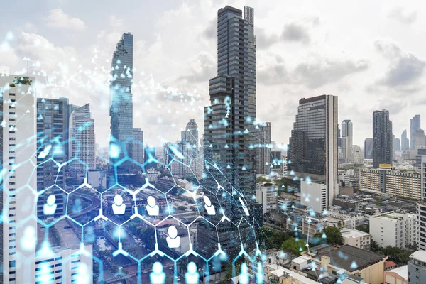 Sosyal medya, Bangkok, Güneydoğu Asya 'nın Panorama şehri manzarası üzerinde hologramı simgeliyor. Halkla ilişkiler, bağlantılar ve kariyer fırsatları kavramı. Çift pozlama.