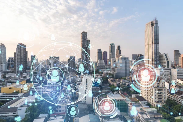 Bangkok, Güneydoğu Asya 'nın günbatımı panoramik şehri üzerine sosyal medya simgelerinin hologramı. İnsan ilişkileri ve kariyer fırsatları kavramı. Çoklu pozlama.