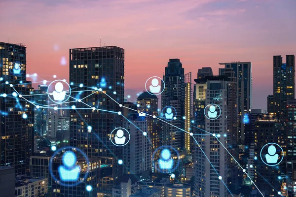 Bangkok, Güneydoğu Asya 'nın günbatımı panoramik şehri üzerine sosyal medya simgelerinin hologramı. İnsan ilişkileri ve kariyer fırsatları kavramı. Çoklu pozlama.