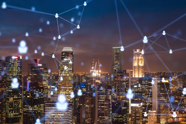 Singapur, Asya 'nın panoramik şehir manzarasında parlayan sosyal medya simgeleri. İş dünyasındaki insanlar arasında ağ kurma ve yeni bağlantılar kurma kavramı. Çift pozlama.