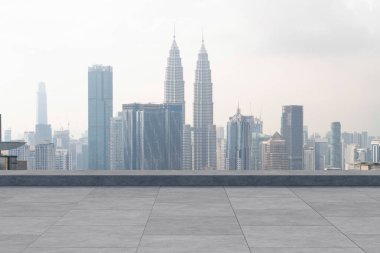 Panoramik Kuala Lumpur gökyüzü manzarası, çatıda beton gözlemevi güvertesi, gündüz. Asyalı şirket ve yaşam tarzı. Şehir merkezinde finans şehri, gayrimenkul. Ürün ekran modeli boş çatı