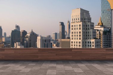 Panoramik Bangkok gökyüzü manzarası, çatıda beton gözlemevi güvertesi, gün batımı. Lüks Asyalı şirket ve yaşam tarzı. Şehir merkezinde finans şehri, gayrimenkul. Ürün ekran modeli boş çatı