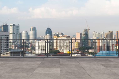 Panoramik Kuala Lumpur gökyüzü manzarası, çatıda beton gözlemevi güvertesi, gündüz. Asyalı şirket ve yaşam tarzı. Şehir merkezinde finans şehri, gayrimenkul. Ürün ekran modeli boş çatı