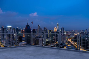Panoramik Kuala Lumpur gökyüzü manzarası, çatıda beton gözlemevi güvertesi, gece. Asyalı şirket ve yaşam tarzı. Şehir merkezinde finans şehri, gayrimenkul. Ürün ekran modeli boş çatı