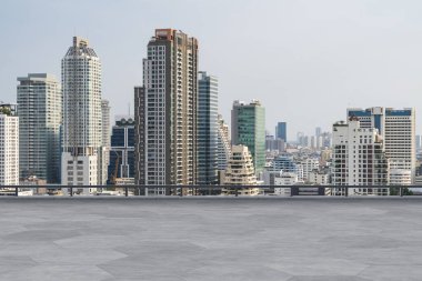 Panoramik Bangkok gökyüzü manzarası, çatıda beton gözlemevi güvertesi, gündüz. Lüks Asyalı şirket ve yaşam tarzı. Şehir merkezinde finans şehri, gayrimenkul. Ürün ekran modeli boş çatı