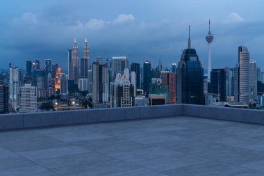 Panoramik Kuala Lumpur gökyüzü manzarası, çatıda beton gözlemevi güvertesi, gece. Asyalı şirket ve yaşam tarzı. Şehir merkezinde finans şehri, gayrimenkul. Ürün ekran modeli boş çatı