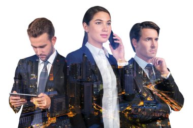 Takım elbiseli üç iş adamı telefonda konuşuyor, internette geziniyor ve rüya görüyor. Asya kurumsal yaşam tarzı, çeşitli genç profesyonellerin iletişimi. Gece Kuala Lumpur şehir manzarası. Çift pozlama