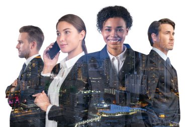 Takım elbiseli dört pozitif rüya gören iş adamı danışmanı grubu. Asya kurumsal yaşam tarzı, çok uluslu genç profesyoneller. Gece Kuala Lumpur şehir manzarası. Çift pozlama