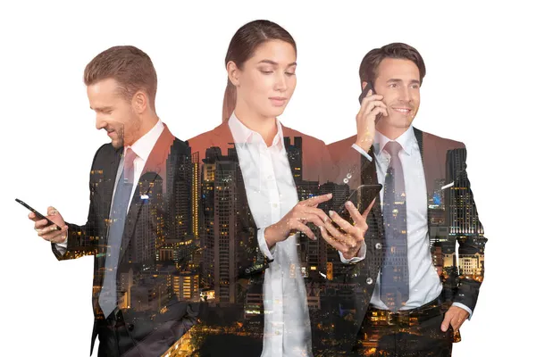 Трое бизнесменов в костюмах используют телефон, планшетное устройство и задумчиво думают. Азиатский корпоративный стиль жизни, общение различных молодых специалистов. Ночной вид на город Бангкок. Двойное воздействие — стоковое фото
