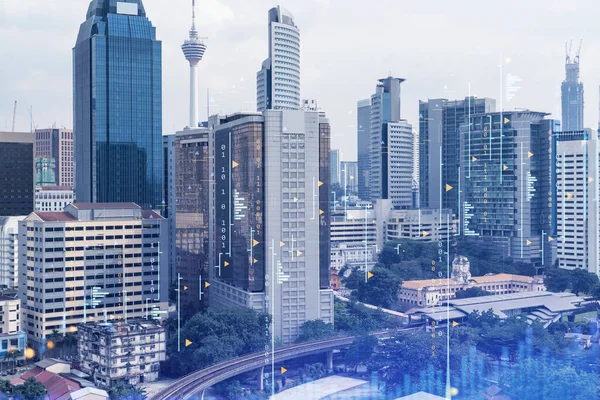 Forex и биржевые графики нависают над панорамным видом на город Куала-Лумпур. KL является финансовым центром в Малайзии, Азии. Концепция международной торговли. Двойное воздействие. — стоковое фото