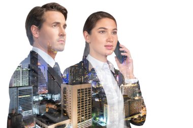Çekici bir iş kadını ve takım elbiseli yakışıklı iş adamı telefonda konuşuyor. Asya kurumsal yaşam tarzı, çeşitli genç profesyonellerin iletişimi. Gece Bangkok şehri manzarası. Çift pozlama