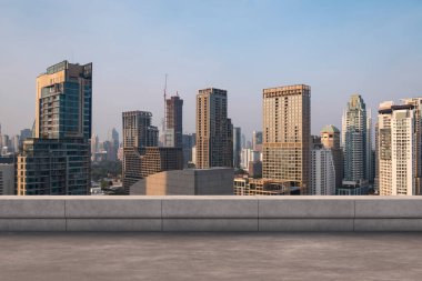 Panoramik Bangkok gökyüzü manzarası, çatıda beton gözlemevi güvertesi, gün batımı. Lüks Asyalı şirket ve yaşam tarzı. Şehir merkezinde finans şehri, gayrimenkul. Ürün ekran modeli boş çatı