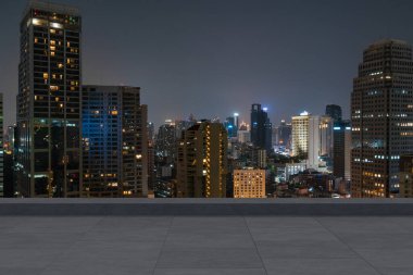 Panoramik Bangkok gökyüzü manzarası, çatıda beton gözlemevi güvertesi, gece vakti. Asyalı şirket ve yaşam tarzı. Şehir merkezinde finans şehri, gayrimenkul. Ürün ekran modeli boş çatı