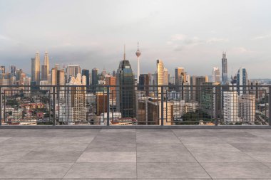 Panoramik Kuala Lumpur gökyüzü manzarası, çatıda beton gözlemevi güvertesi, gün batımı. Asyalı şirket ve yaşam tarzı. Şehir merkezinde finans şehri, gayrimenkul. Ürün ekran modeli boş çatı