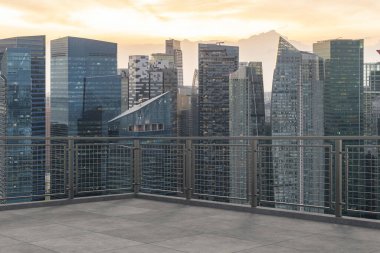 Panoramik Singapur gökyüzü manzarası, çatıda beton gözlemevi güvertesi, günbatımı. Asyalı şirket ve yaşam tarzı. Şehir merkezinde finans şehri, gayrimenkul. Ürün ekran modeli boş çatı