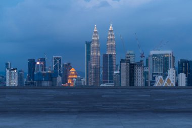Panoramik Kuala Lumpur gökyüzü manzarası, çatıda beton gözlemevi güvertesi, gece. Asyalı şirket ve yaşam tarzı. Şehir merkezinde finans şehri, gayrimenkul. Ürün ekran modeli boş çatı