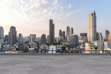 Panoramik Bangkok gökyüzü manzarası, çatıda beton gözlemevi güvertesi, gün batımı. Lüks Asyalı şirket ve yaşam tarzı. Şehir merkezinde finans şehri, gayrimenkul. Ürün ekran modeli boş çatı