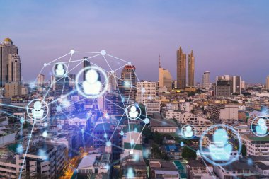 Bangkok, Güneydoğu Asya 'nın günbatımı panoramik şehri üzerine sosyal medya simgelerinin hologramı. İnsan ilişkileri ve kariyer fırsatları kavramı. Çoklu pozlama.