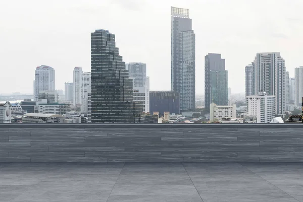 Panoramik Bangkok gökyüzü manzarası, çatıda beton gözlemevi güvertesi, gündüz. Lüks Asyalı şirket ve yaşam tarzı. Şehir merkezinde finans şehri, gayrimenkul. Ürün ekran modeli boş çatı
