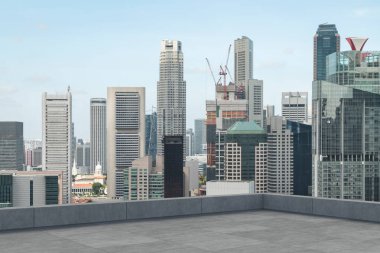 Panoramik Singapur gökyüzü manzarası, çatıda beton gözlemevi güvertesi, gündüz. Asyalı şirket ve yaşam tarzı. Şehir merkezinde finans şehri, gayrimenkul. Ürün ekran modeli boş çatı