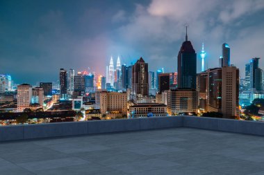 Panoramik Kuala Lumpur gökyüzü manzarası, çatıda beton gözlemevi güvertesi, gece. Asyalı şirket ve yaşam tarzı. Şehir merkezinde finans şehri, gayrimenkul. Ürün ekran modeli boş çatı