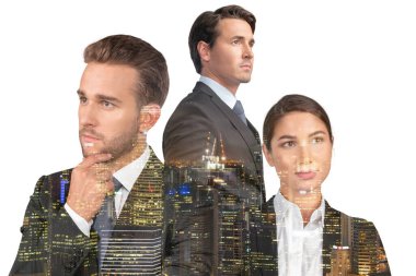 Takım elbiseli, el pençe divan duran üç düşünceli iş adamı danışmanı. Asya kurumsal yaşam tarzı, çok uluslu genç profesyoneller. Singapur 'un gece manzarası. Çift pozlama