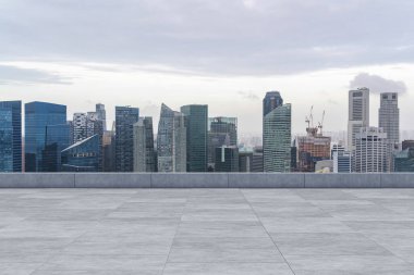 Panoramik Singapur gökyüzü manzarası, çatıda beton gözlemevi güvertesi, gündüz. Asyalı şirket ve yaşam tarzı. Şehir merkezinde finans şehri, gayrimenkul. Ürün ekran modeli boş çatı