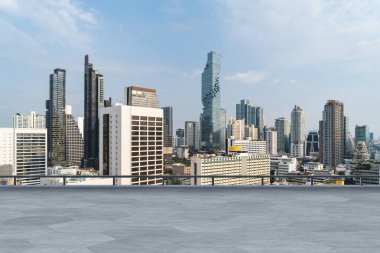 Panoramik Bangkok gökyüzü manzarası, çatıda beton gözlemevi güvertesi, gündüz. Lüks Asyalı şirket ve yaşam tarzı. Şehir merkezinde finans şehri, gayrimenkul. Ürün ekran modeli boş çatı