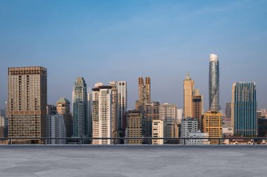 Panoramik Bangkok gökyüzü manzarası, çatıda beton gözlemevi güvertesi, gün batımı. Lüks Asyalı şirket ve yaşam tarzı. Şehir merkezinde finans şehri, gayrimenkul. Ürün ekran modeli boş çatı