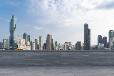 Panoramik Bangkok gökyüzü manzarası, çatıda beton gözlemevi güvertesi, gündüz. Lüks Asyalı şirket ve yaşam tarzı. Şehir merkezinde finans şehri, gayrimenkul. Ürün ekran modeli boş çatı