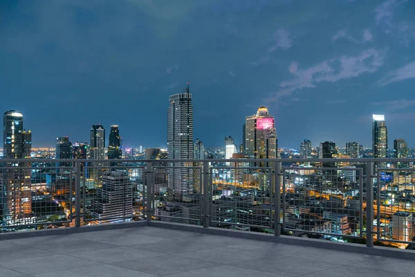 Vista panorámica del horizonte de Bangkok, terraza del observatorio de hormigón en la azotea, durante la noche. Asiático estilo de vida corporativo y residencial. Ciudad financiera en el centro, bienes raíces. Exhibición del producto techo vacío mockup — Foto de Stock